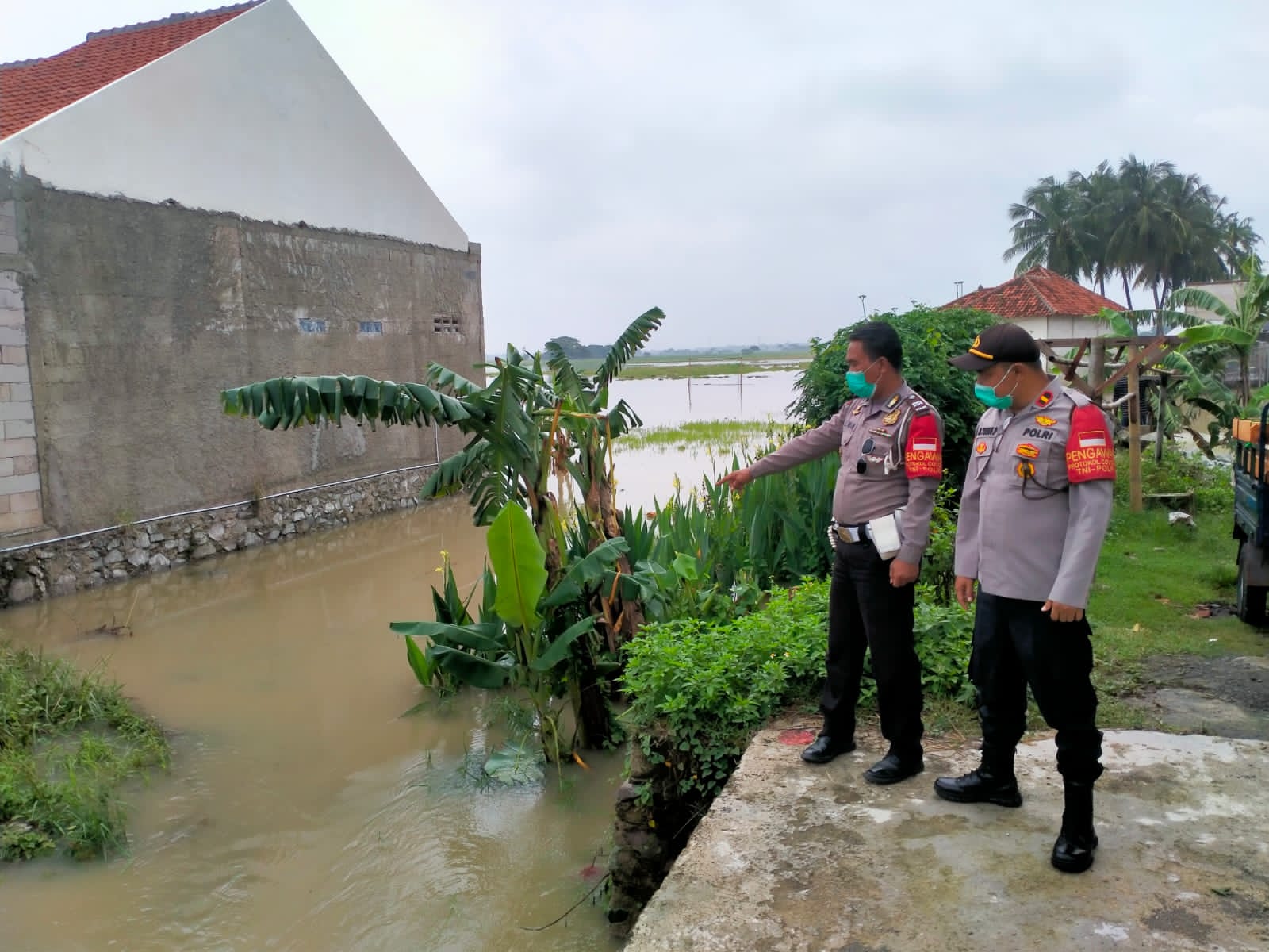 Jajaran Polsek Mauk Polresta Tangerang Pantau Dan Pengecekam Ketinggian Air, Genangan Air Dan Banjir ROB