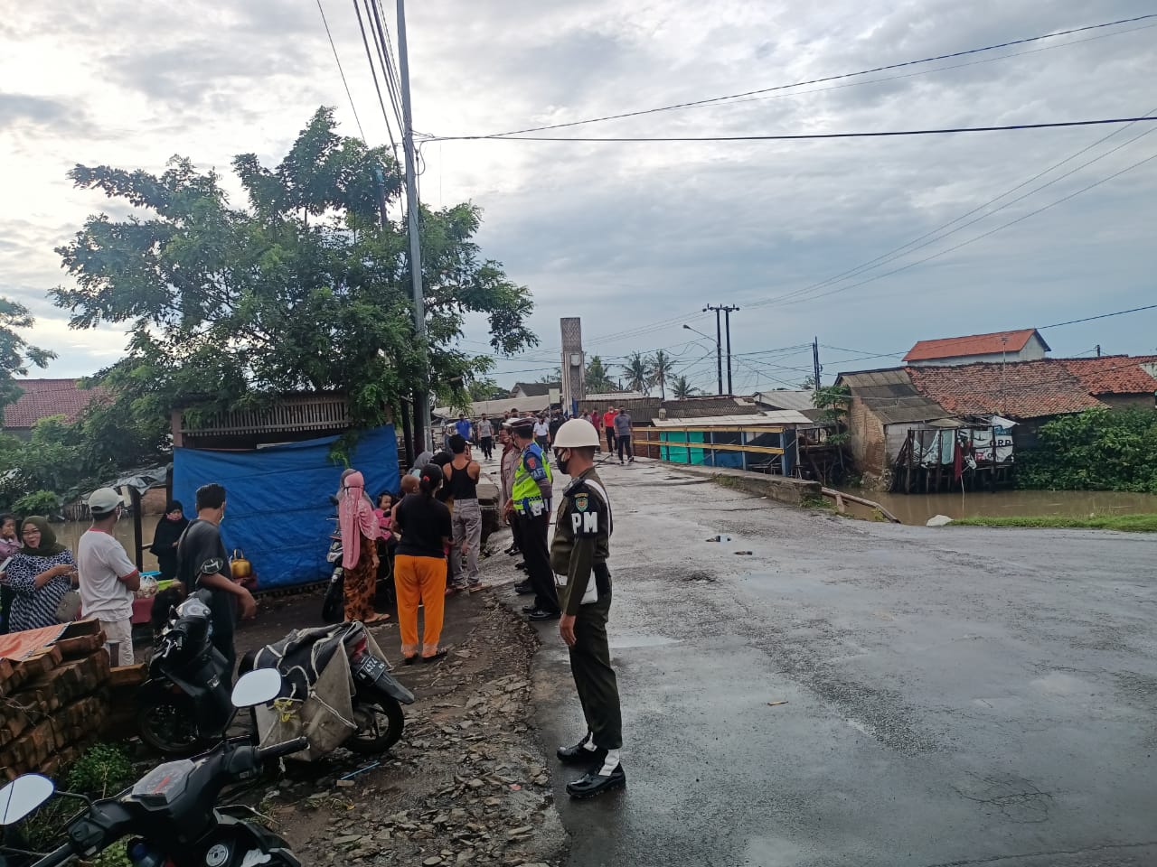 Personel Polres Serang Laksanakan Pengamanan Jalan Sehat Wapres RI