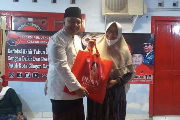 DPC PDI Perjuangan Kota Cilegon Bagikan Sembako Gambar Puan Maharani