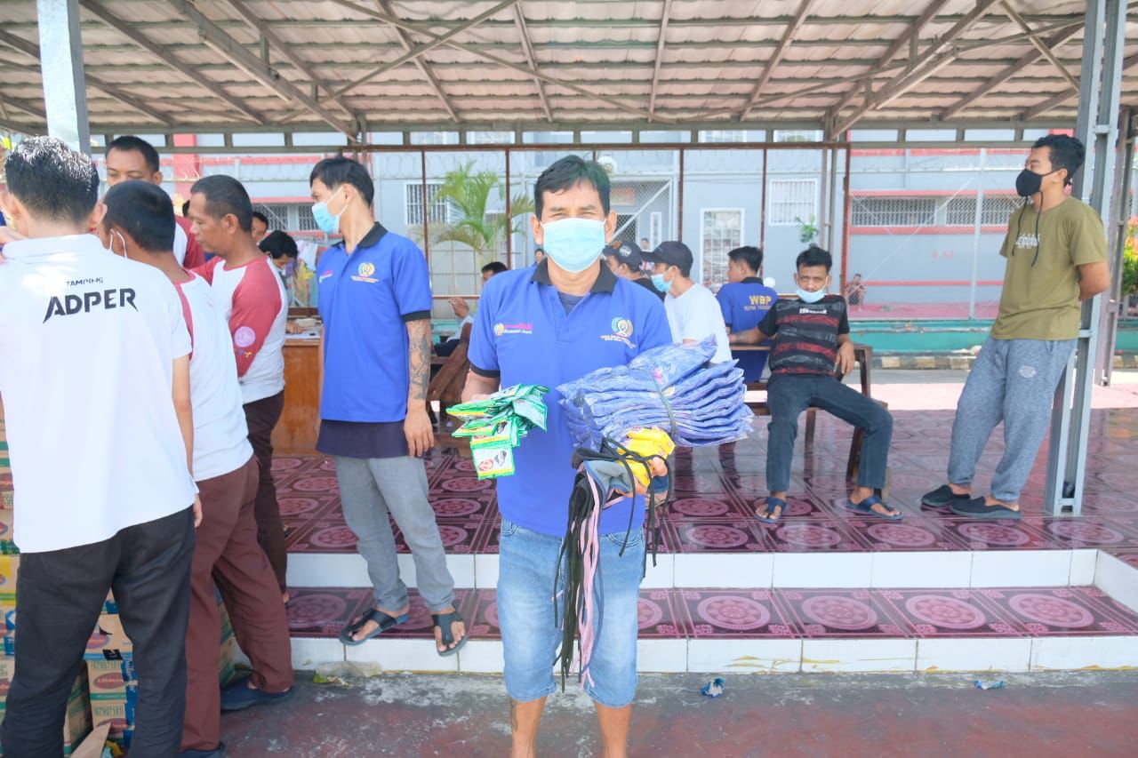 Rutan Kelas I Tangerang Bagikan Perlengkapan Mandi Untuk Napi
