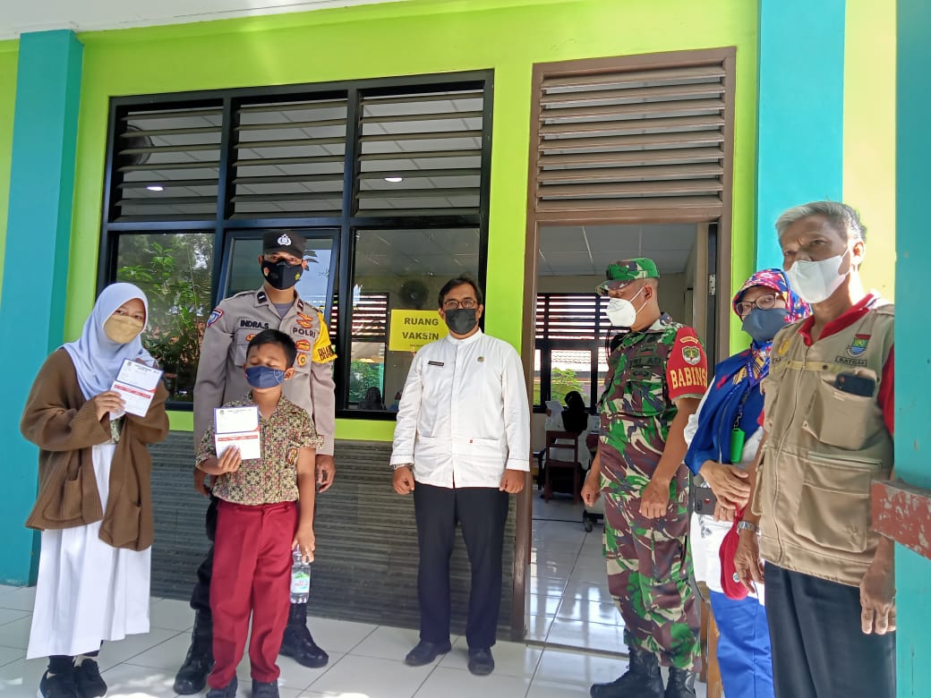 Bhabinkamtibmas Polsek Pasar Kemis Polresta Tangerang Monitoring Vaksinasi Covid-19 Ke 1 di SDN 1 Kuta Baru