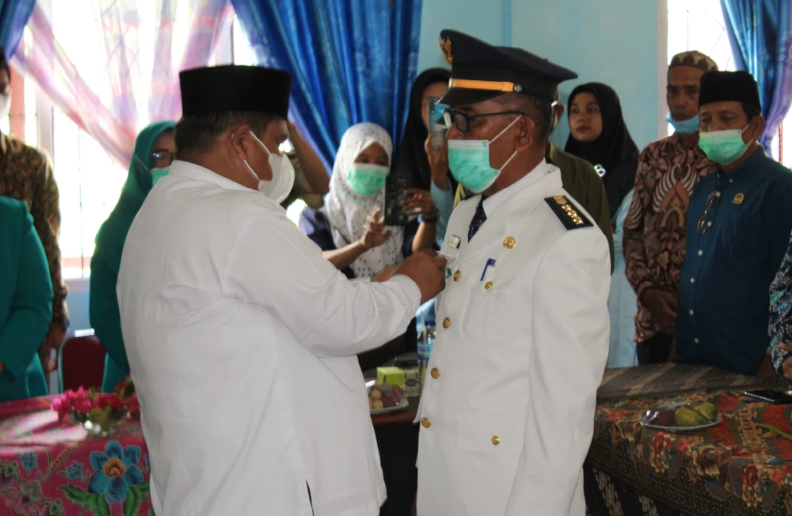 Bupati Suhatri Bur Lantik camat IV Koto Aur Malintang (Poskota.Net/Dok Ist)