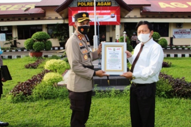 Kapolres Agam AKBP Dwi Nur Setiawan SIK,MH.Terima Penghargaan dari Lemkapi diserahkan oleh DR Edi Saputra Hasibuan.SH.MH. (Poskota.net/Dok Ist)