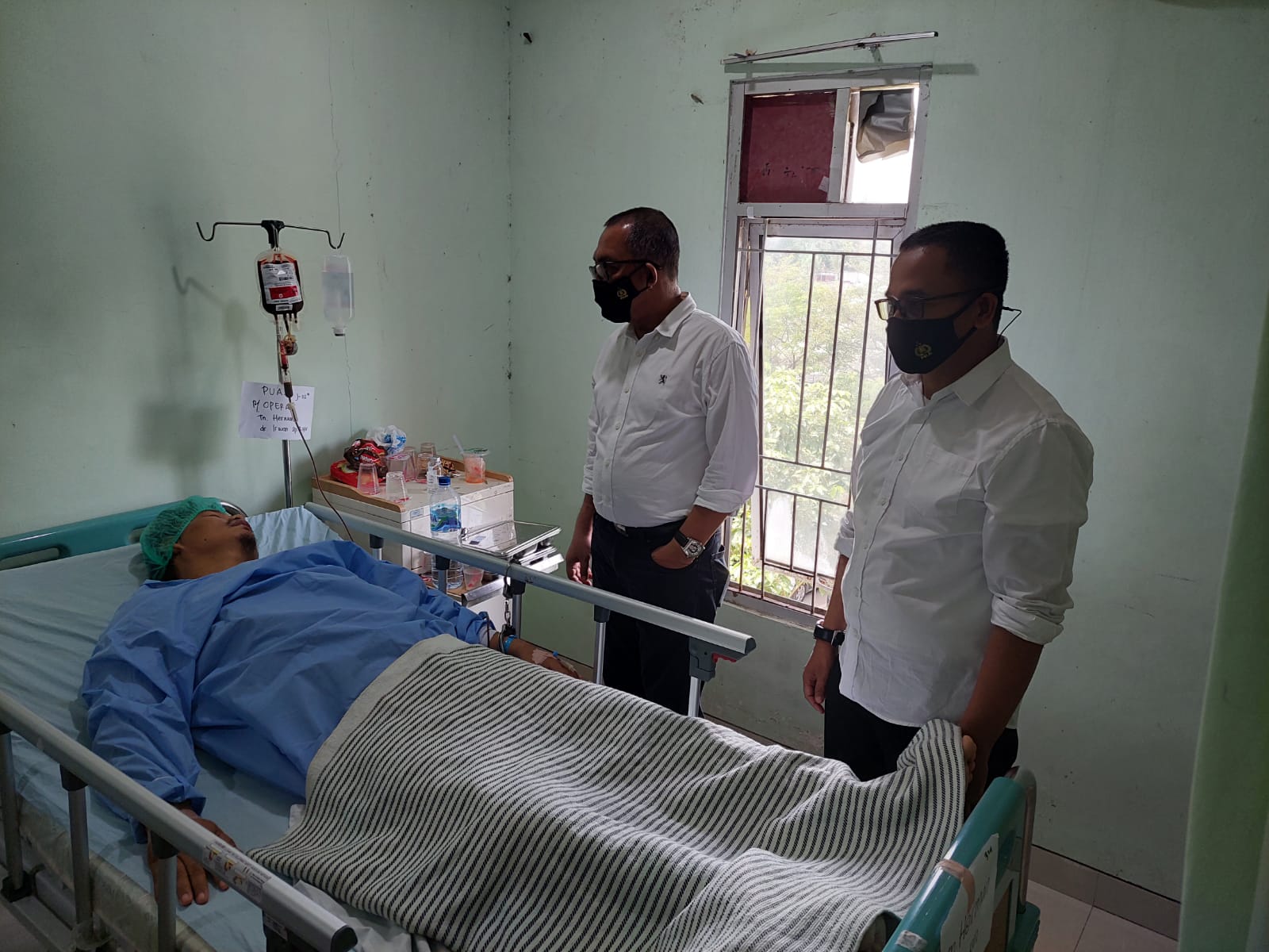 Personel Dittahti Polda Banten Bawa Tahanan ke RSUD Provinsi Banten Untuk Operasi Luka Tembak