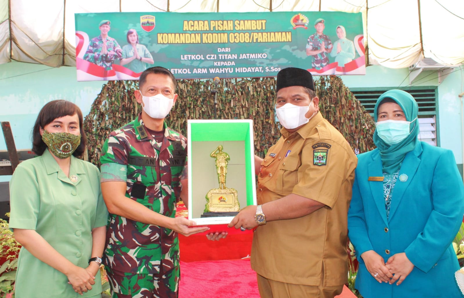 Bupati Padang Pariaman Suhatri Bur berikan cendra mata kepada Dandim 0308/Pariaman Letkol Czi Titan Jatmiko sebagai tanda kenang-kenangan selama bertugas di kodim 0308/pariaman (Poskota.net/Dok Ist)