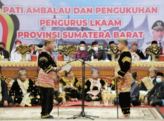 Gubernur Sumbar Hadiri Pengukuhan Pengurus LKAAM Sumbar Periode 2022-2026 (Poskota.net/Dok Ist)