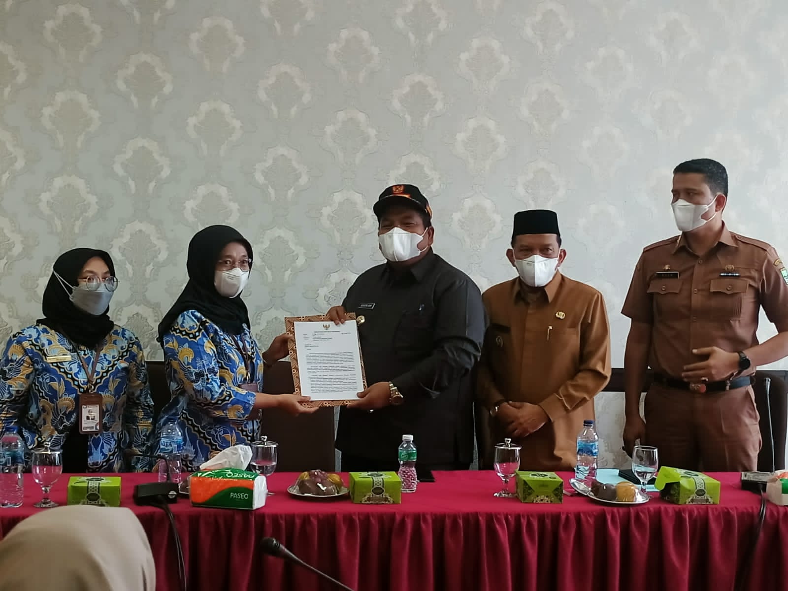 Kepala ombudsman perwakilan Sumbar Yefri Herliani.M.Sos.M.si, Menyerahkan sertifikat kepatuhan Pelayanan publik  Kepada Bupati Padang Pariaman Suhatri Bur, SE, MM (Poskota.net/Dok Ist)