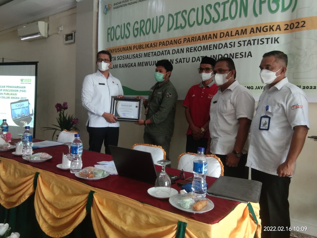 Sekda kabupaten Padang Pariaman Rudy R Rilis di dampingi Kadiskominfo Zahirman berikan penghargaan Kepada dinas Pariwisata Pemuda dan olah raga.(Poskota.net/Dok Ist)