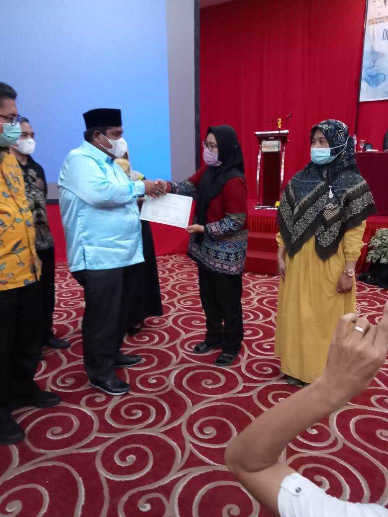 Bupati Padang Pariaman Serahkan 3 Sertifikat penghargaan Kepada puskesmas VII Koto Sungai Sariak