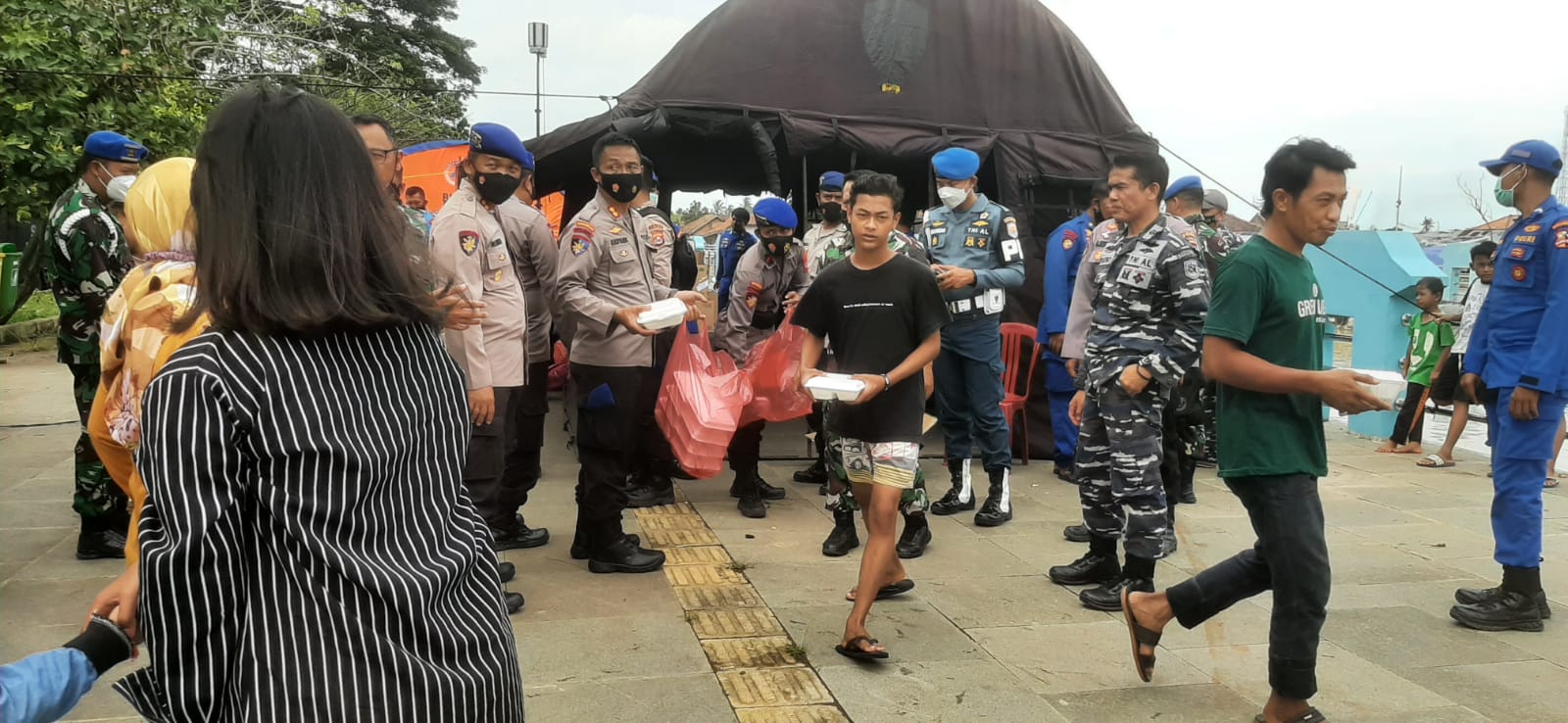 TNI AL BANTEN Terjunkan Tim Evakuasi Bantu Warga Terdampak Banjir Serang