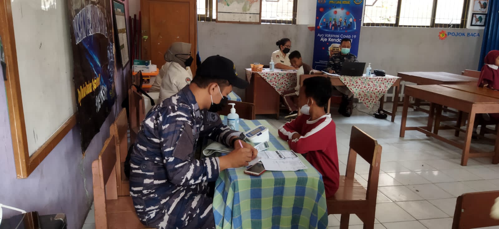 Nakes TNI AL BANTEN Laksanakan Vaksinasi Dosis Lanjutan Ke-2 Bagi Siswa Siswi SDN Taman Sari