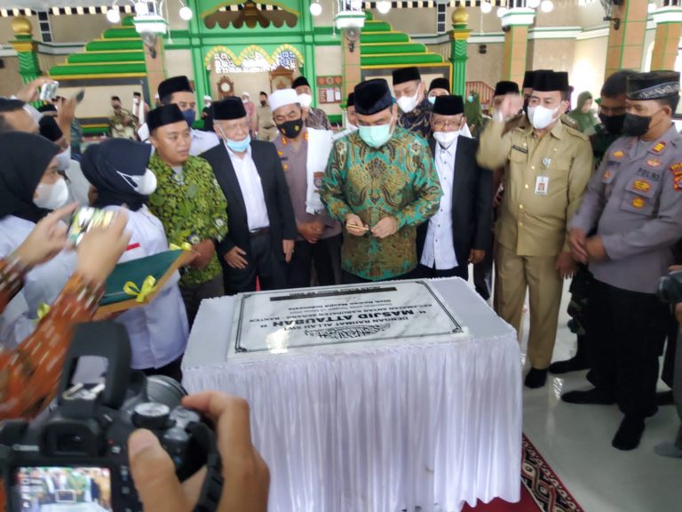 Simbol Gunting Pita dan Penandatanganan Batu Prasasti, Masjid AT-Taubah Diresmikan Waketum PP DMI 