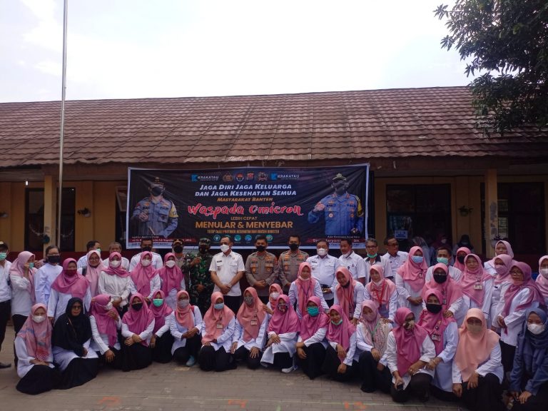 Vaksinasi Anak Usia 6 – 12 Tahun, Wakapolda Banten Bersama Wali Kota Cilegon Berikan Tas Sekolah