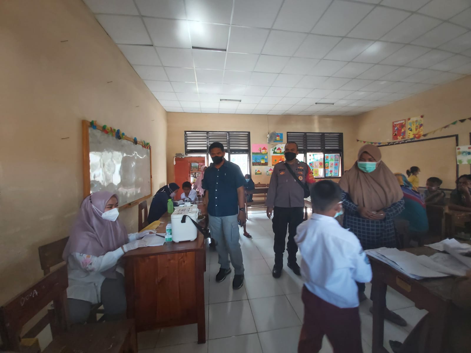 Personil Polsek Panongan Pantau Langsung Pelaksanaan Vaksinasi Anak Sekolah usia 6 – 11 Tahun