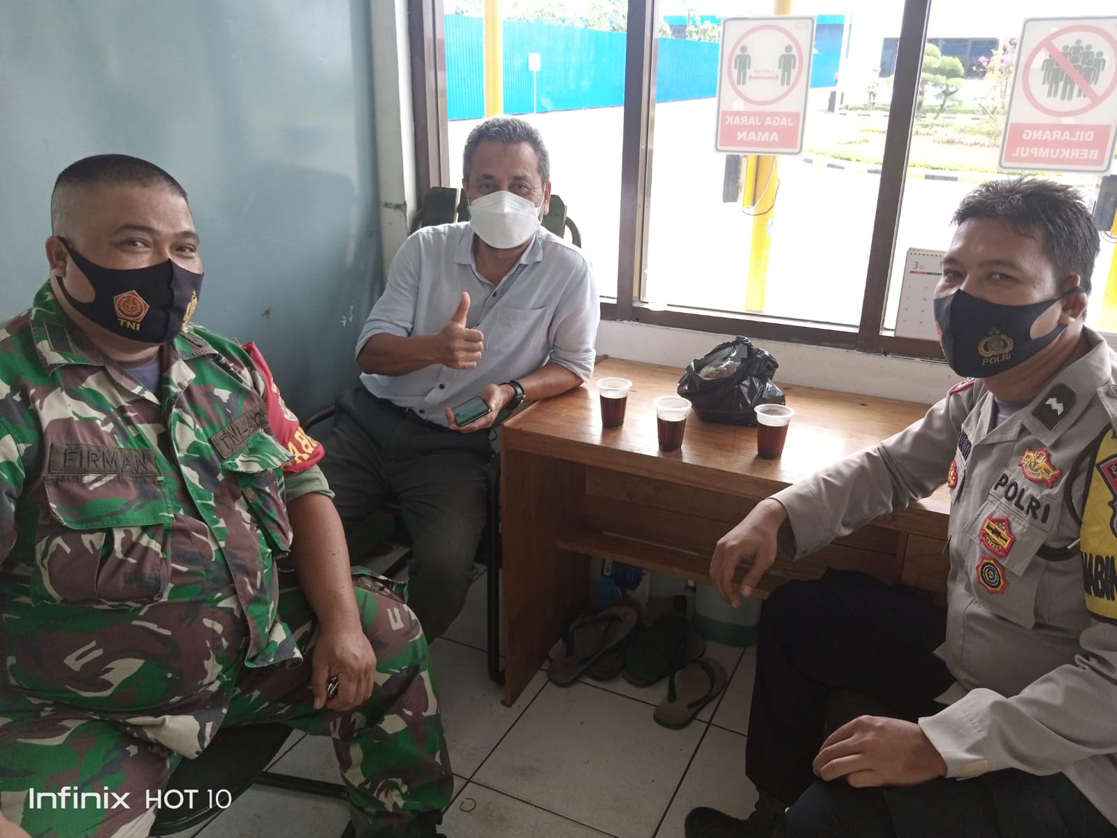 Sambangi Satpam Perusahaan, Bhabinkamtibmas Polsek Cikupa Polresta Tangerang Titip Pesan Kamtibmas.