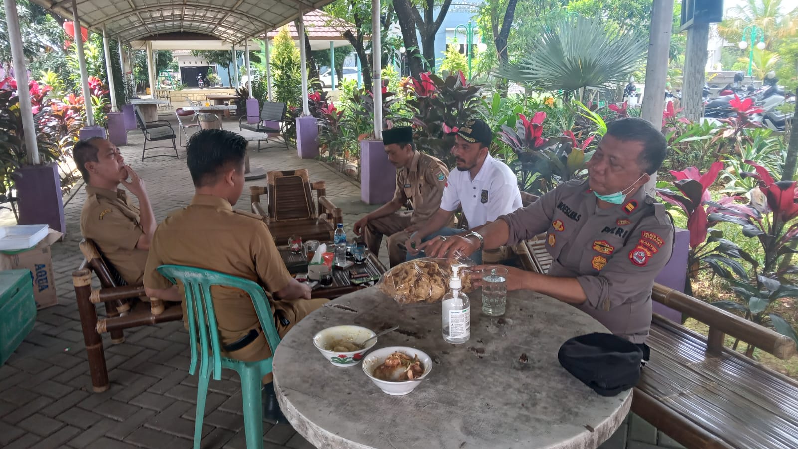 Yuk Ngopi Wae, Iptu Muslim Sihotang Wakapolsek Panongan Laksanakan Jalin Sinergitas Dengan Aparatur Pemerintah