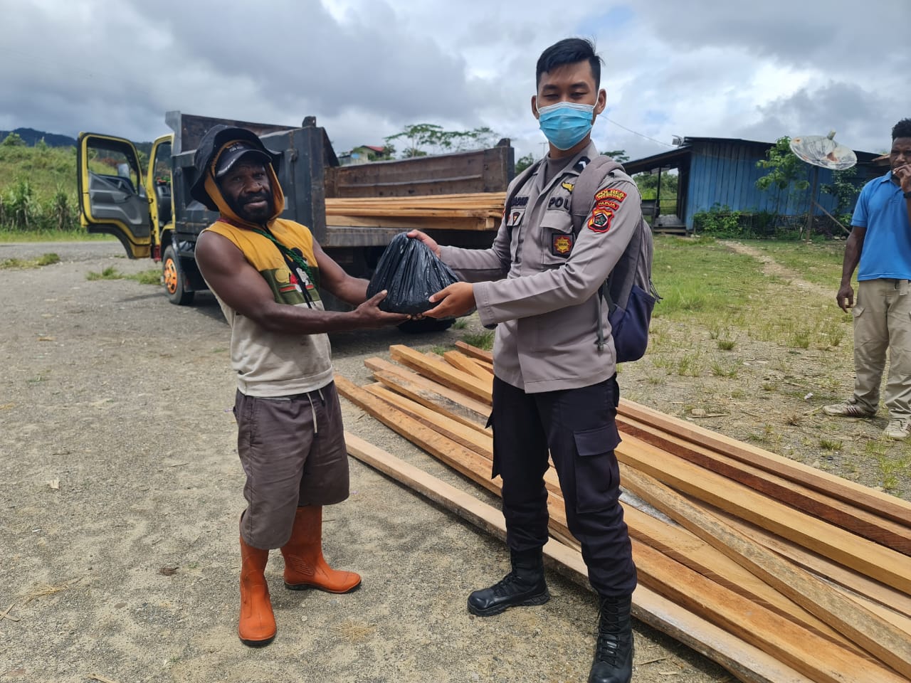 Peduli Warga Binaannya, Satgas Binmas Pegunungan Bintang Berikan Bantuan Untuk Pembuatan Kandang Babi