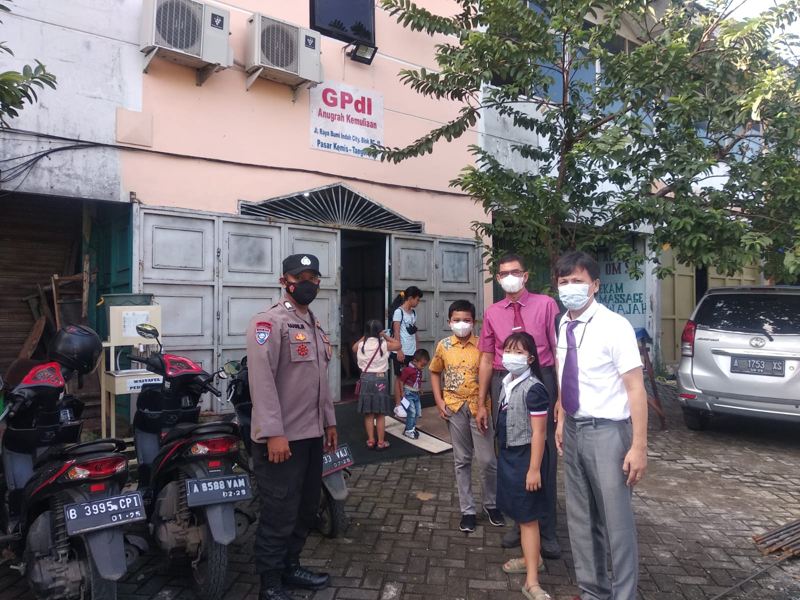 Berikan Rasa Aman Umat Kristiani Saat Ibadah Minggu Pagi, Patroli Polsek Pasar Kemis Sambangi Gereja