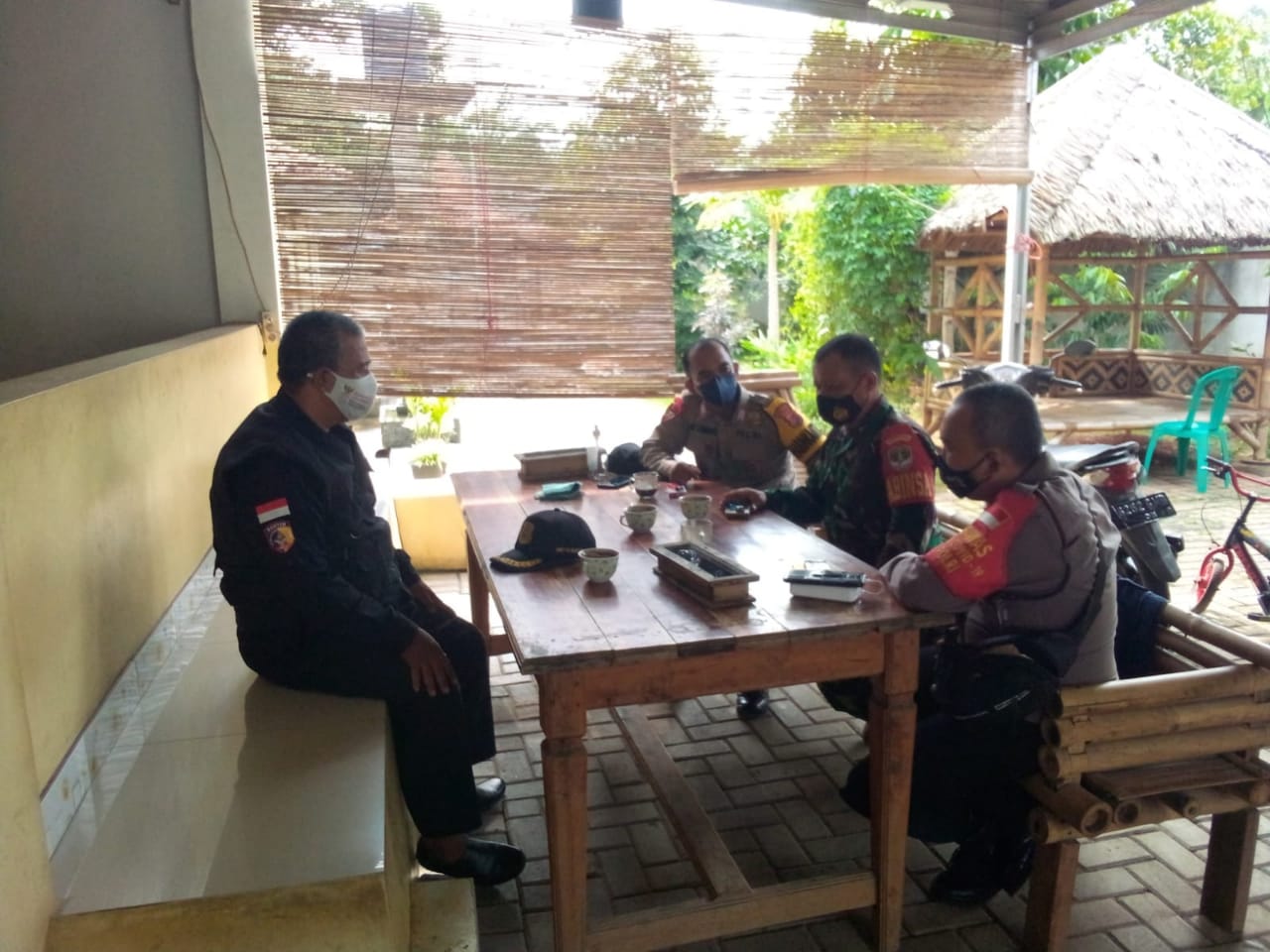 Bhabinkamtibmas Desa Ranca Iyuh Bripka Rio Sumboyo Ajak “Yuk Ngopi Wae” Agar Lebih Dekatkan Diri Dengan Masyarakat