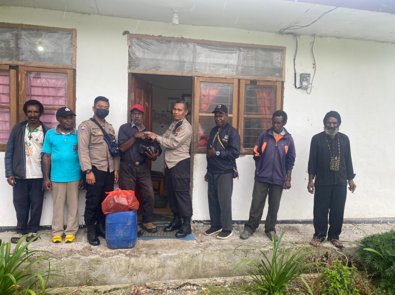 Kasat Binmas Serahkan Bantuan Kapolres Jayawijaya Kepada Masyarakat Kampung Yagara