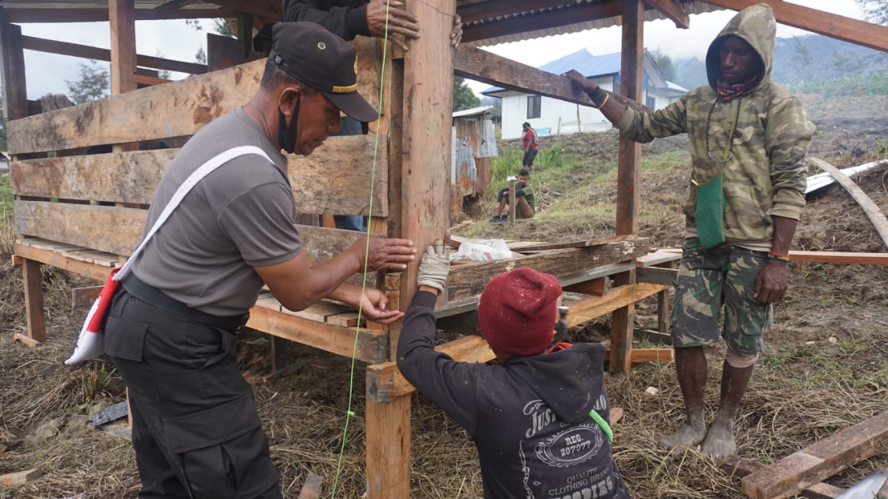 Bukti Nyata, Binmas Noken Bantu Kesejahteraan Masyarakat Dengan Membuat Kandang Babi