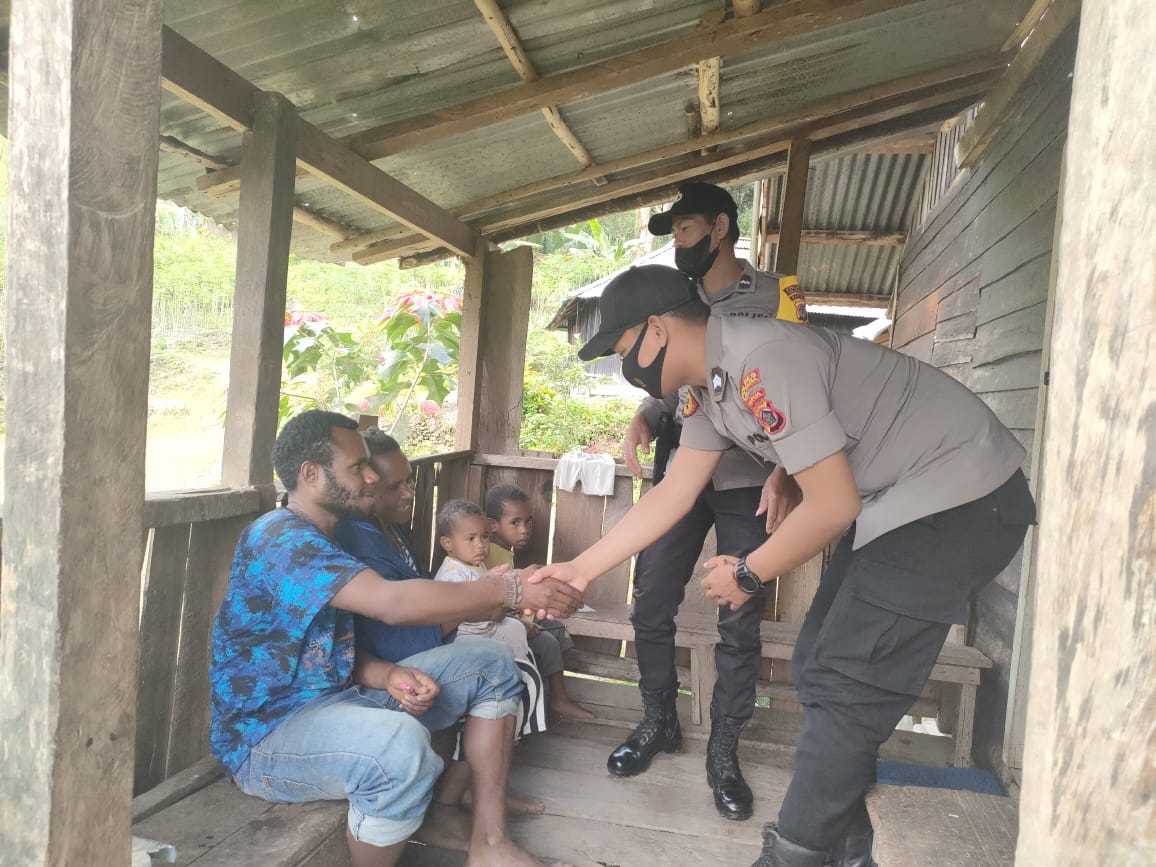 Personil Polsek Bokondini Berikan Sosialisasi Kamtibmas Menjelang Bulan Suci Ramadhan di Tolikara