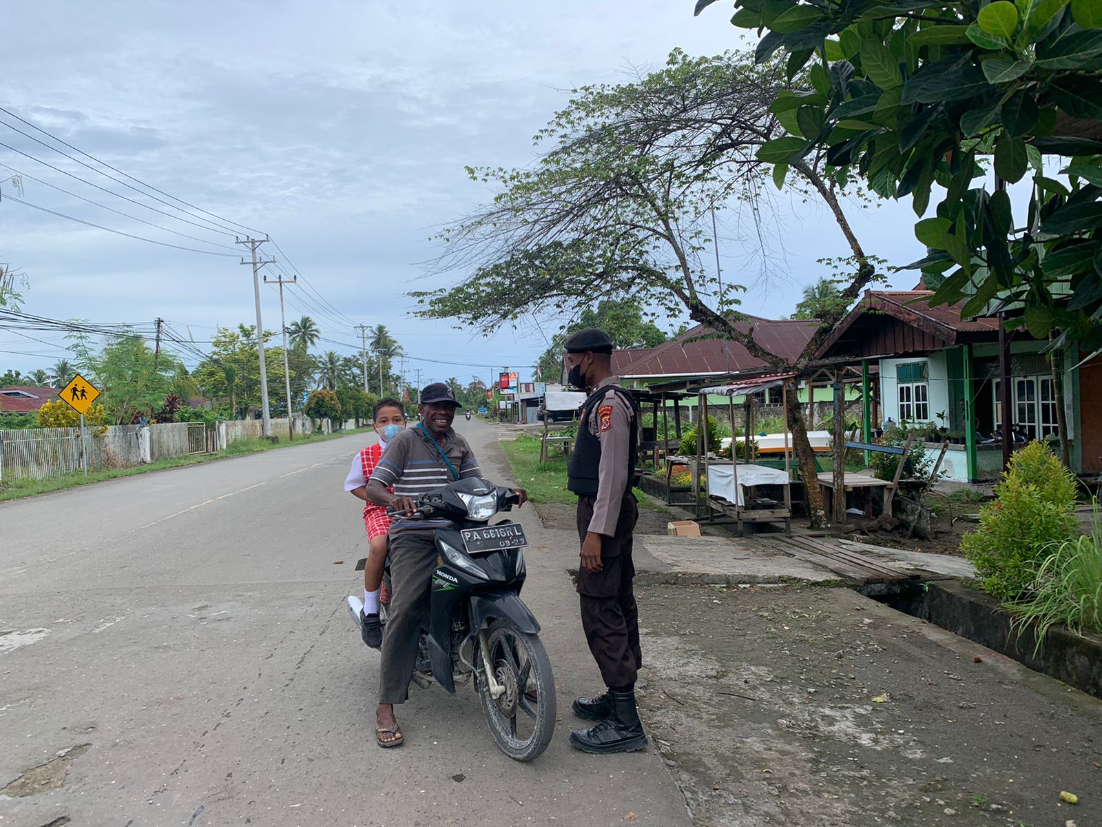 Polres Sarmi: Gelar Strong Point, Himbau Pengendara Tertib Berlalu Lintas