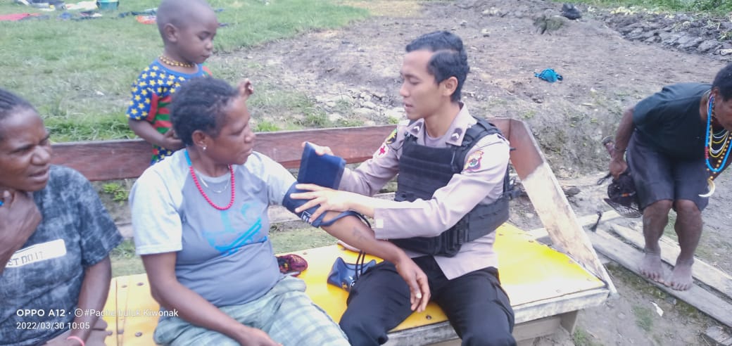 Selain Berikan Pelayanan Kesehatan, Tim Medis Binmas Noken Belajar Cara Membuat Tas Noken