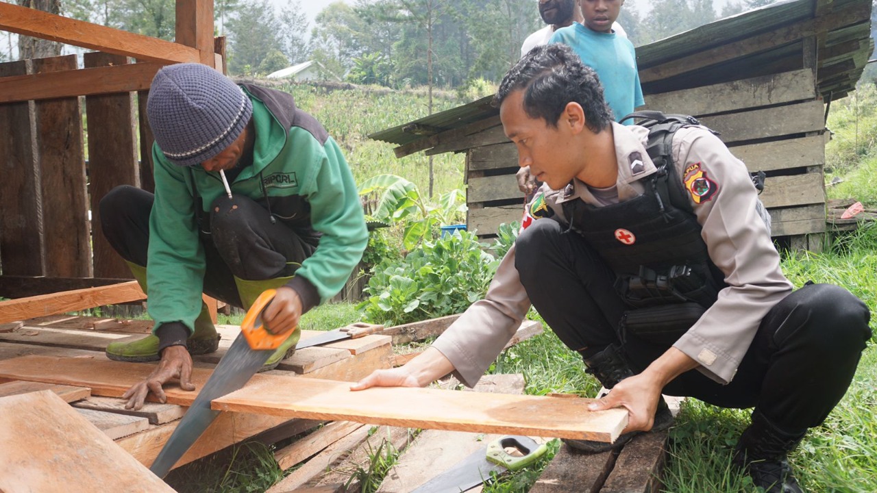 Sekali Lagi, Pembangunan Kandang Ternak di Bangun Oleh Binmas Noken Demi Mensejahterakan Masyarakat