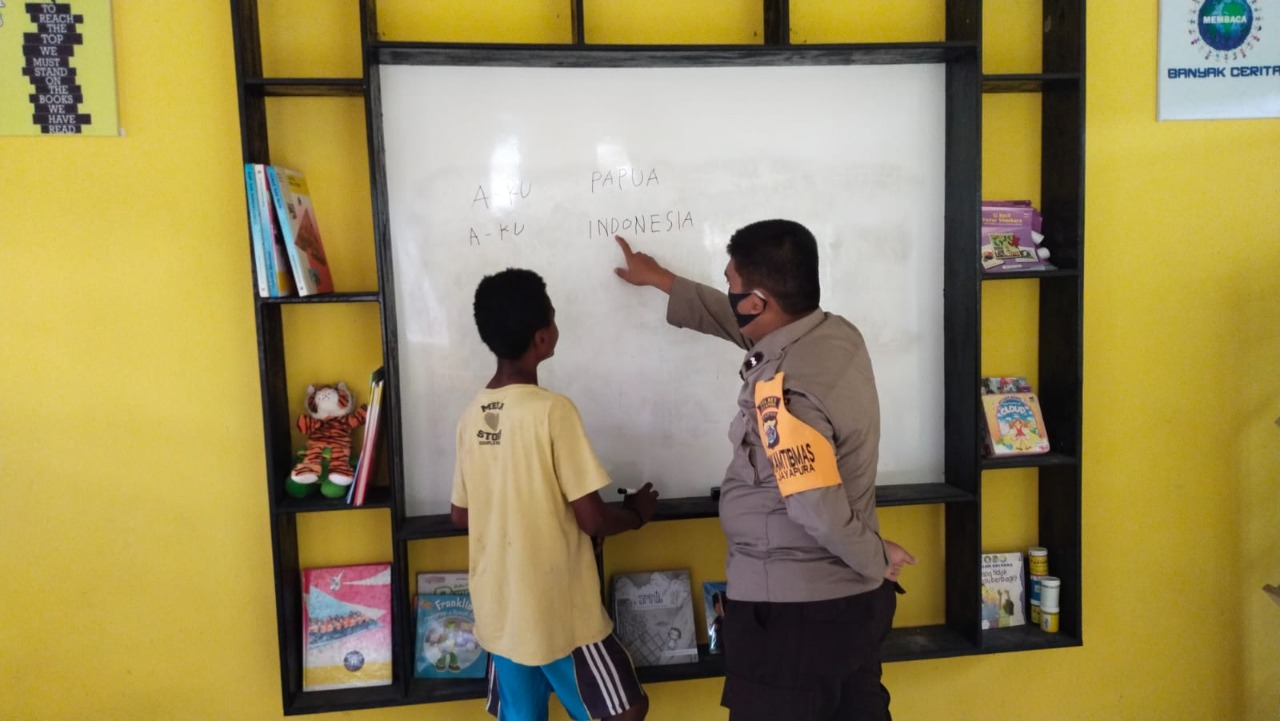 Hapus Buta Aksara di Kabupaten Jayapura, Bhabinkamtibmas Terus Gencarkan Gabus
