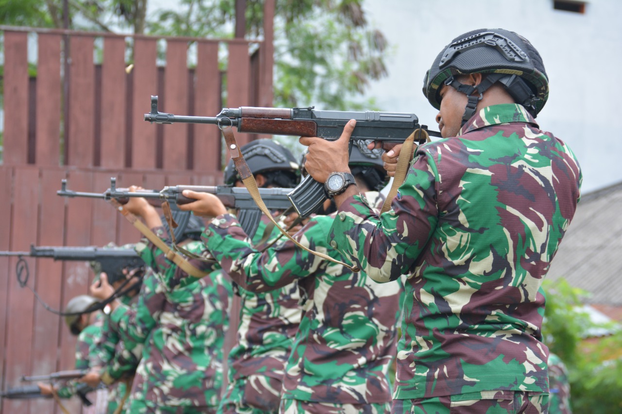 Asah Kemampuan Naluri Tempur dan Kerakteristik Senjata, Prajurit Lantamal X Jayapura Gelar Latihan Menembak