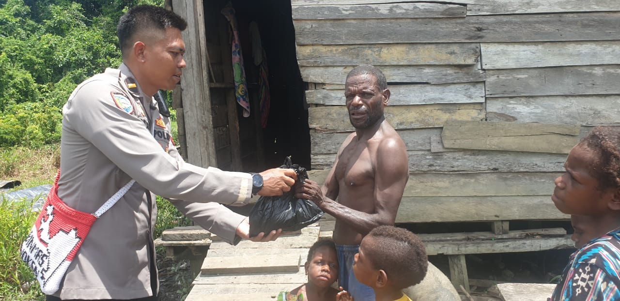 Satgas Binmas Noken Sambangi Tokoh Masyarakat dan Berikan Sembako di Kampung Moruku