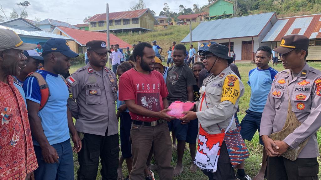 Berikan Bantuan Buku dan Alat Tulis, Guru SMP N 1 Sugapa Apresiasi Binmas Noken di Intan Jaya