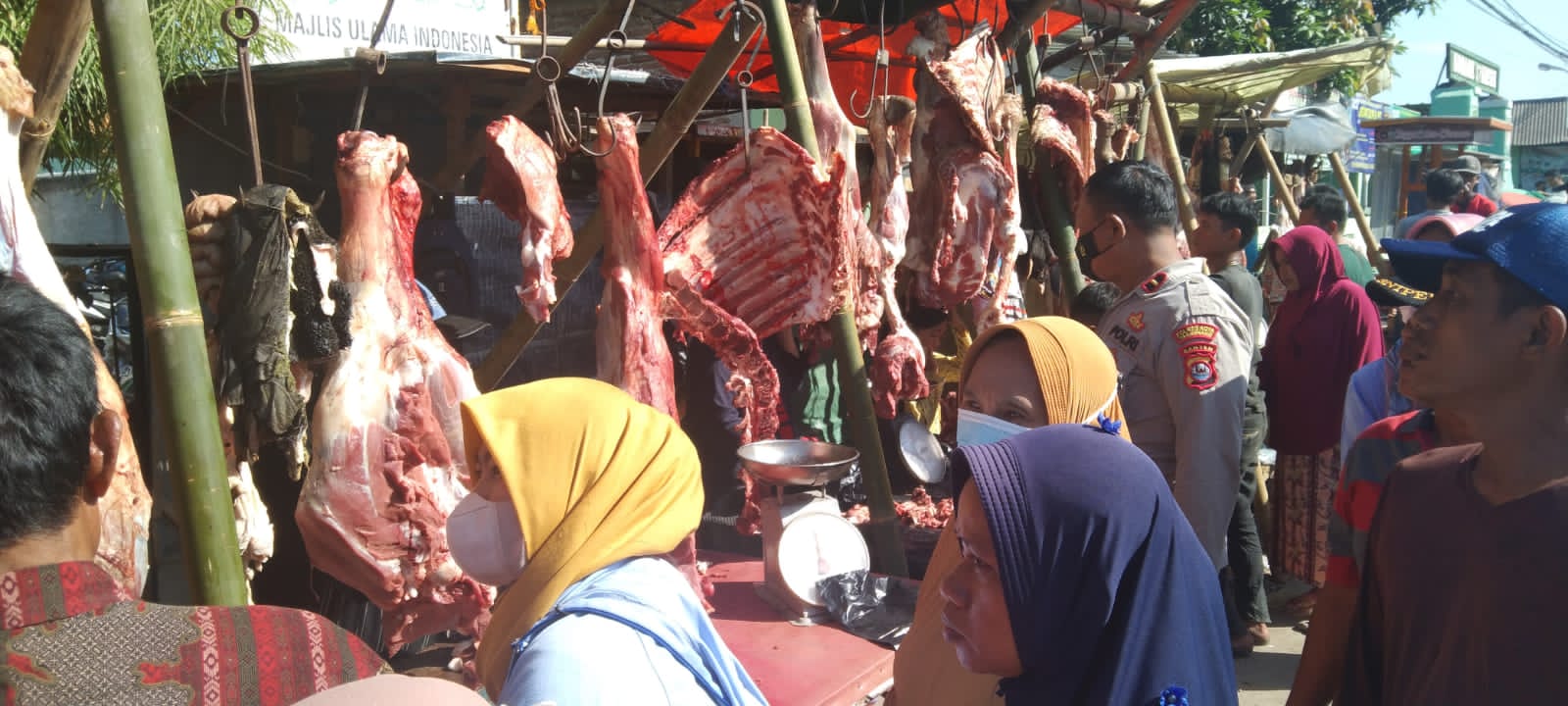 Kanit Bhinmas Polsek Kresek Cek Ketersediaan Sembako dan Harga di Pasar Tradisional