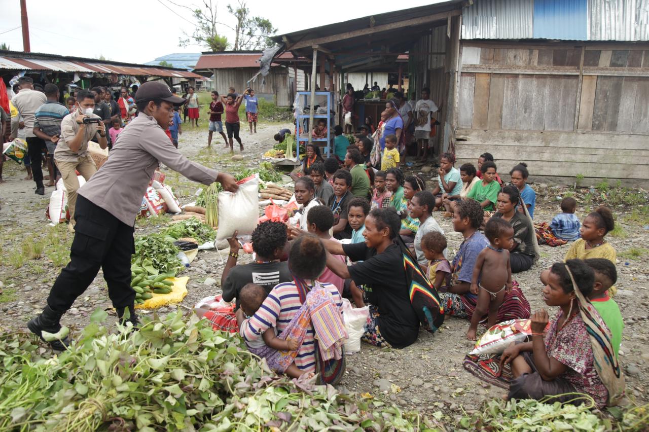 Gelar Bhakti Sosial, Polres Nduga dan Satgasres Damai Cartenz Bagikan 1.050 Paket Sembako
