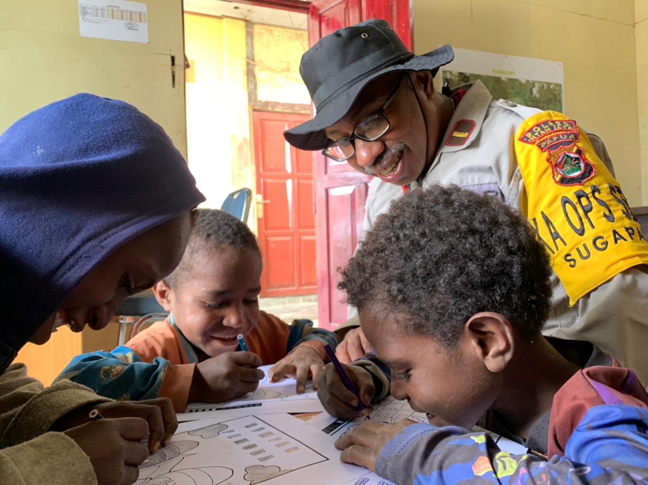 Latih Keterampilan Sejak Dini, Binmas Noken Intan Jaya Ajarkan Anak-anak Belajar Mewarnai