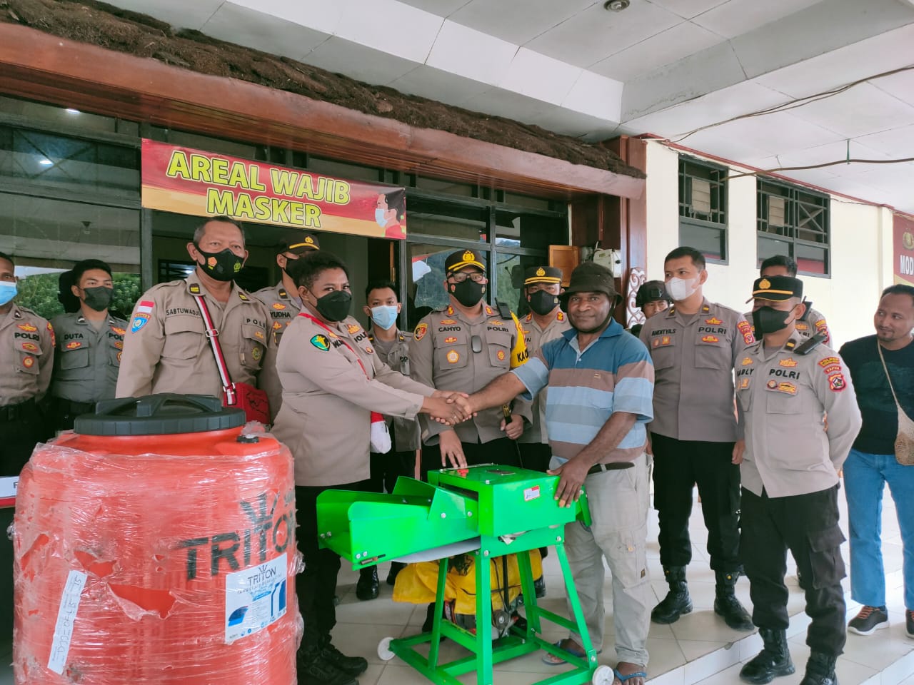 Satgas Binmas Wilayah Pegunungan Bintang Berikan Bantuan Alat-alat Pertanian Kepada Masyarakat