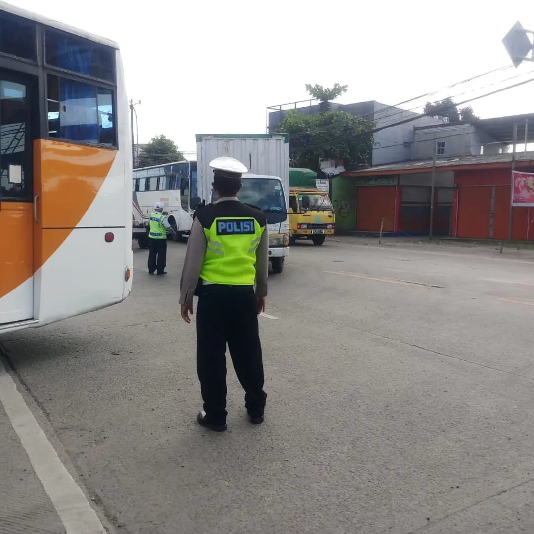 Polantas Polsek Balaraja  Ciptakan Kamseltibcar Lantas Jelang Buka Puasa