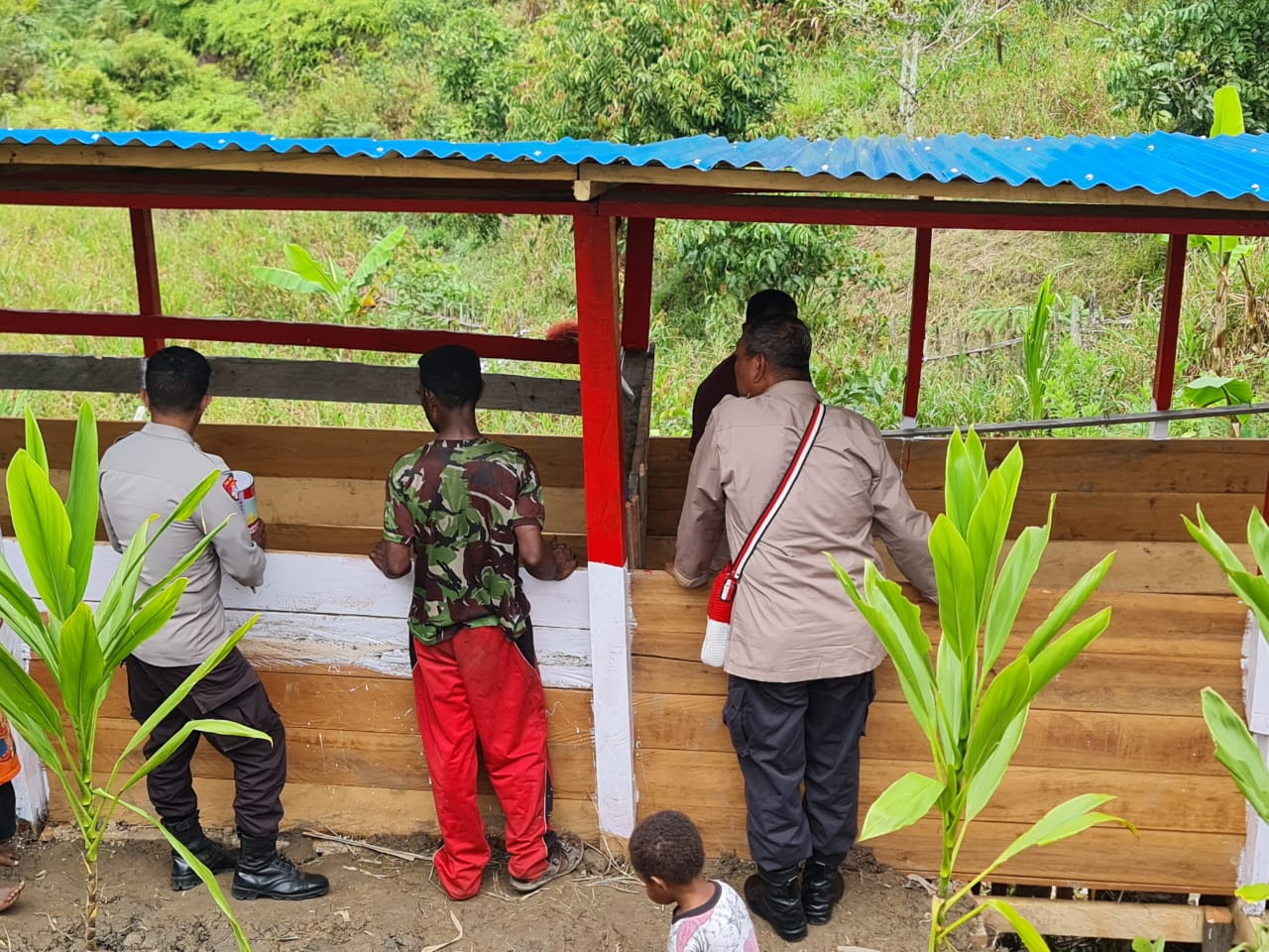 Binmas Noken Pegunungan Bintang Berikan Bantuan Bahan Bangunan Kepada Masyarakat Binaanya