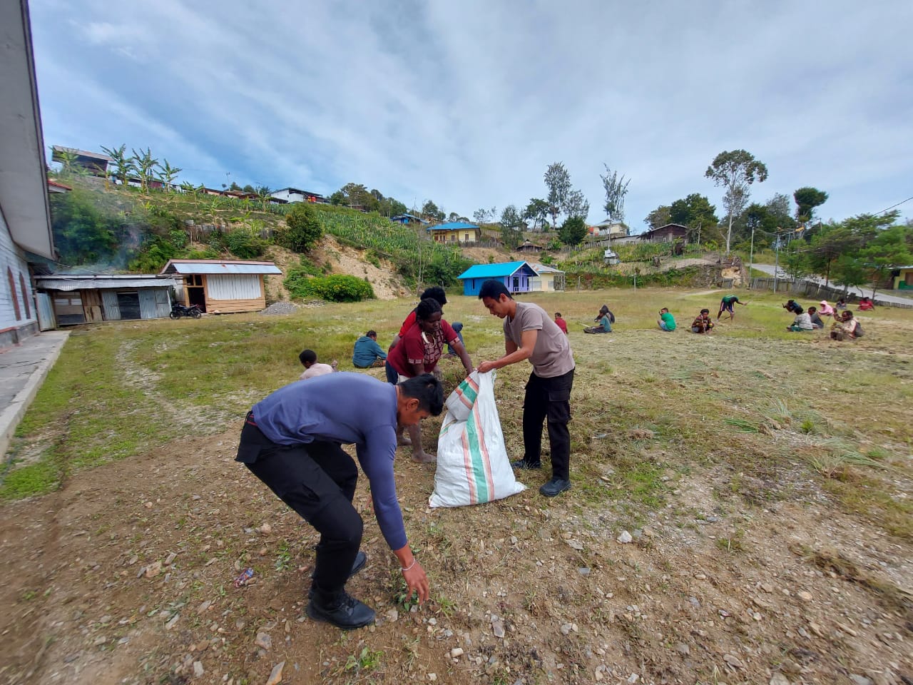 Binmas Noken di Intan Jaya Bersama Masyarakat Bahu-Membahu Bersihkan Rumah Ibadah