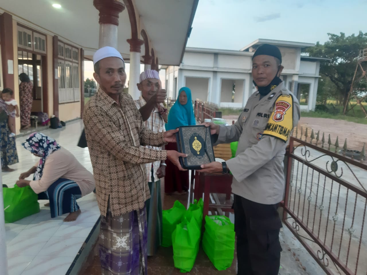 Polsek Tanah Miring Berikan Bantuan Puluhan Buku Al-Quran dan Nasi Kotak