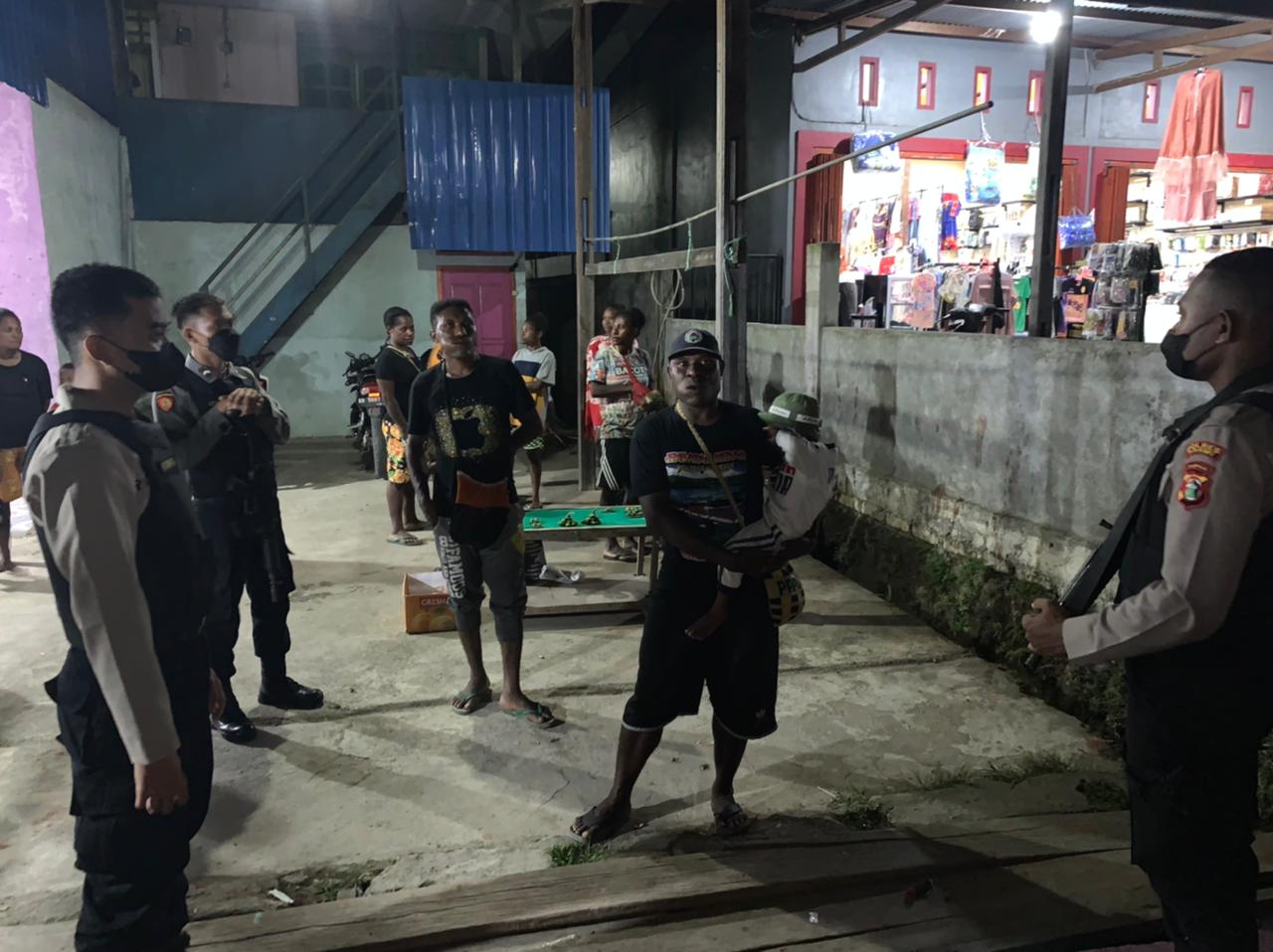 Jaga Kamtibmas Kondusif, Satuan Samapta Polres Sarmi Lakukan Patroli Dialogis