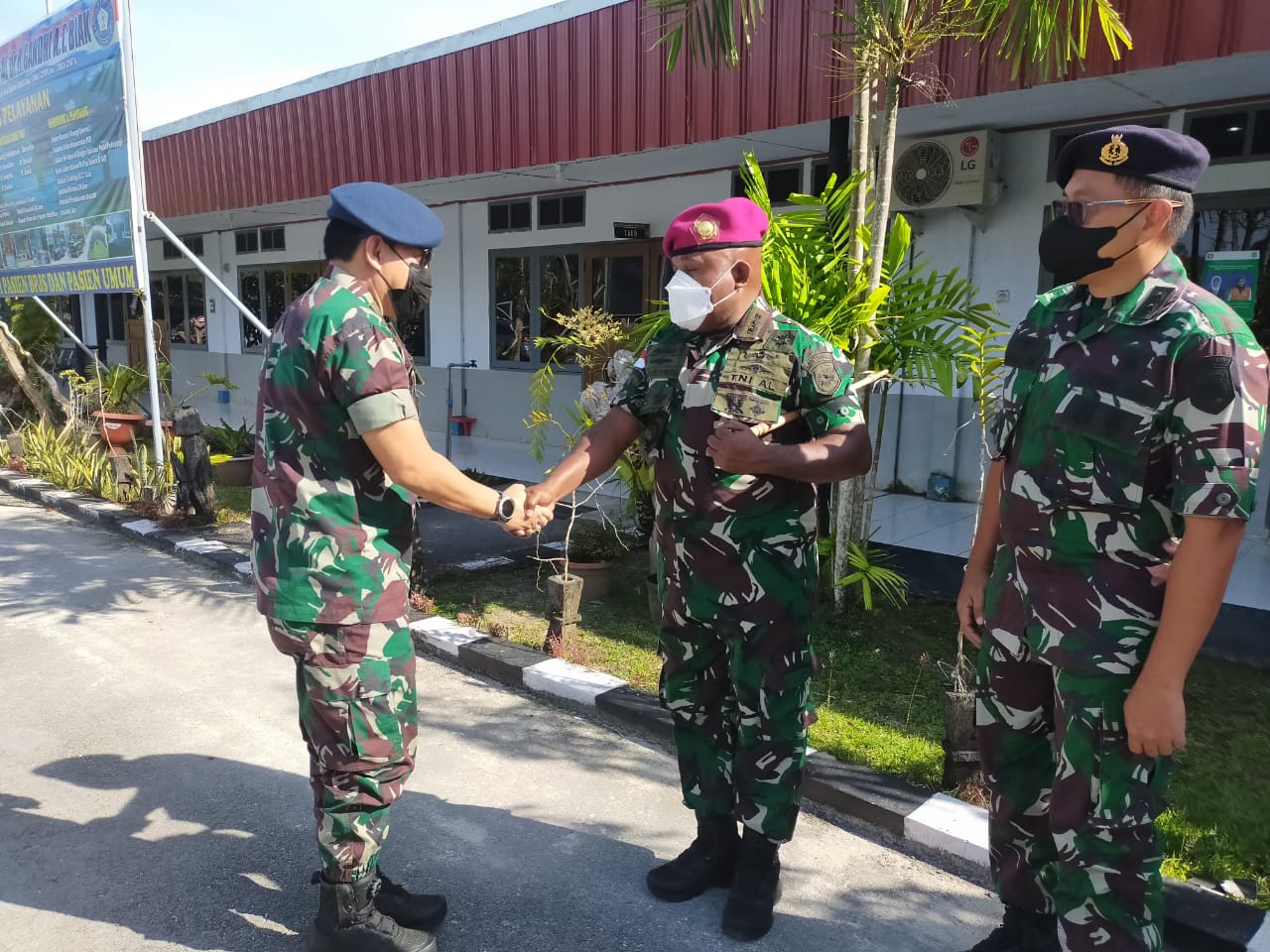 Danlanal Biak dampingi Kadiskes TNI AU Tinjau Fasilitas Rumkit TNI AL dalam rangka Kunker