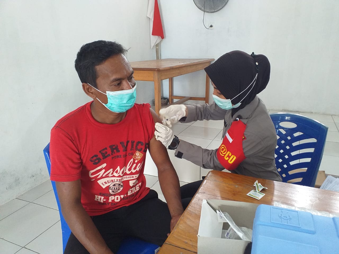 Beri Motivasi Warga, Tokoh Masyarakat Kampung Yatu Raharja Laksanakan Vaksin