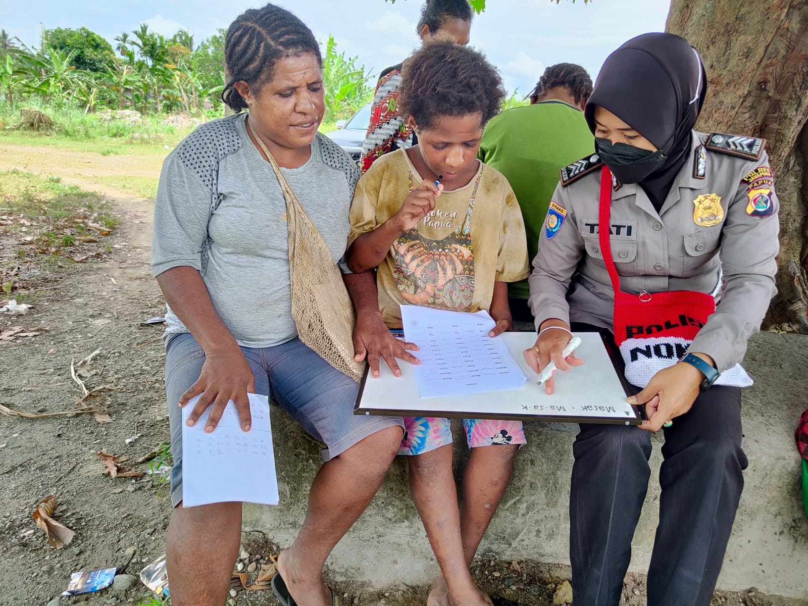 Dibawah Rindangnya Pohon, Srikandi Polres Jayapura Mengajar Baca Tulis