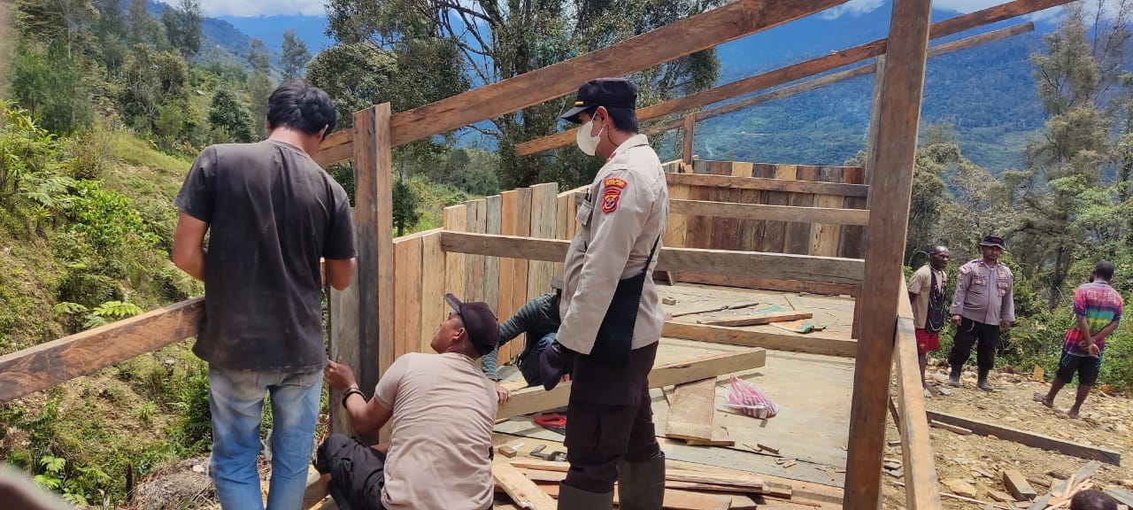 Bentuk Keseriusan Kepada Masyarakat, Binmas Noken Polri Lanjutkan Pembangunan Kandang