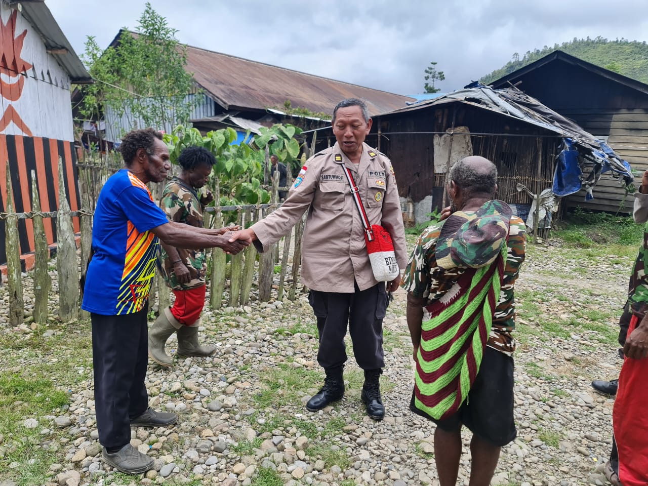 Sambut Perayaan Paskah, Binmas Noken Ops Damai cartenz Pegunungan Bintang Sambangi Masyarakat