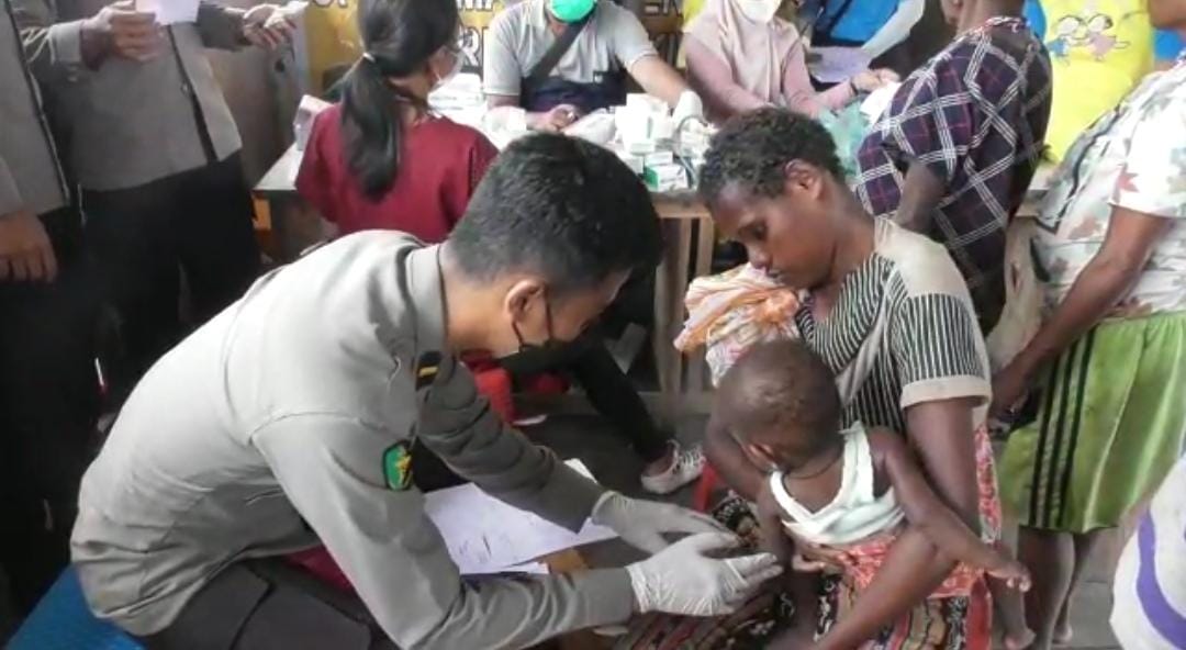 Binmas Noken Beri Pelayanan Kesehatan Kepada Masyarakat Nduga