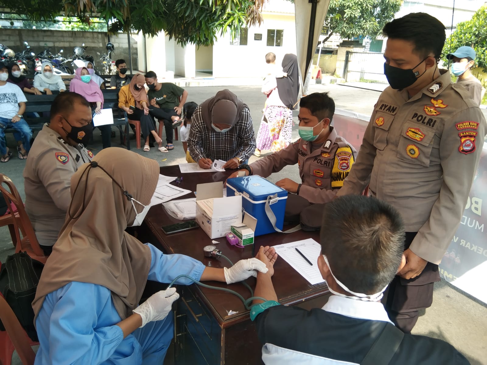 Terus Layani Masyarakat Setiap Hari, Polsek Pasar Kemis Buka Vaksin Booster