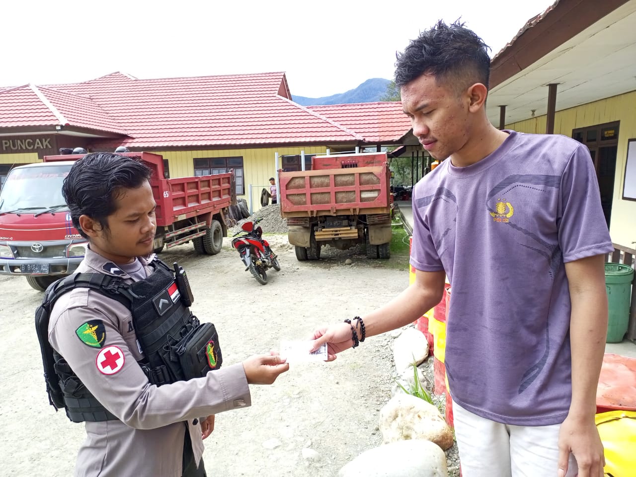 Satgas Ops Damai Cartenz Berikan Pelayanan Kesehatan Kepada Personil Brimob Yang Sedang Sakit di Puncak